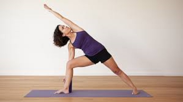 Gerakan Yoga Sederhana untuk Pengguna Komputer: Side-Angled Stretch yang Menyegarkan Tubuh
