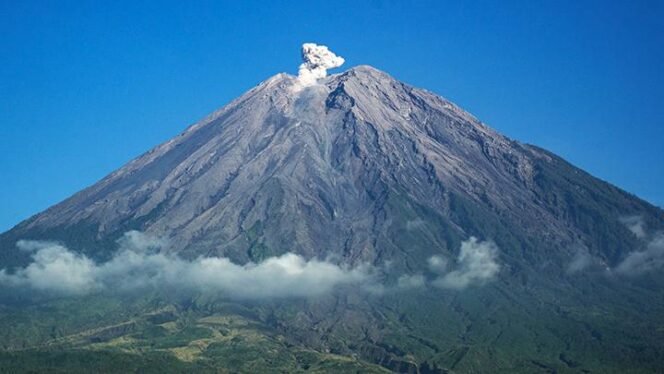 
 Gunung Semeru Masih Berstatus Awas, Dua Kali Erupsi Pagi Ini Pertegas Aktivitas Vulkanik