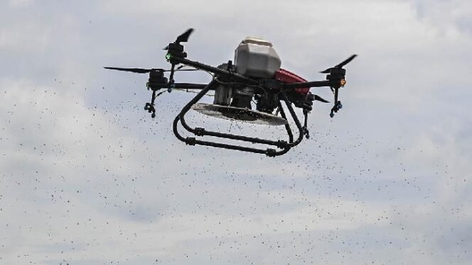 
 Teknologi Mengudara: Drone Bantu Petani Tanam Padi Lebih Cepat & Efisien