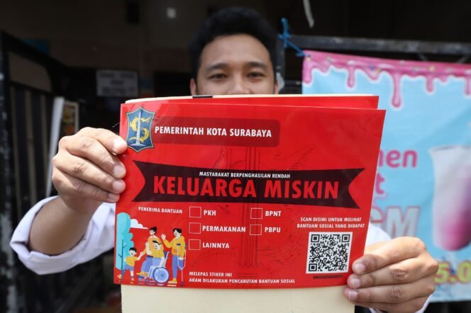 
 Kontroversi Stiker “Keluarga Miskin”: Antara Perbaikan Data Bansos dan Luka Sosial Warga