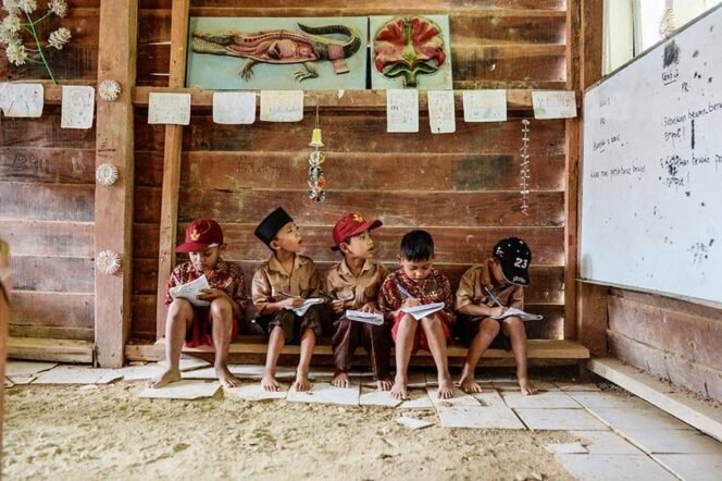 
 Sekolah Terpencil di Pandeglang: Harapan yang Bertahan di Tengah Keterbatasan