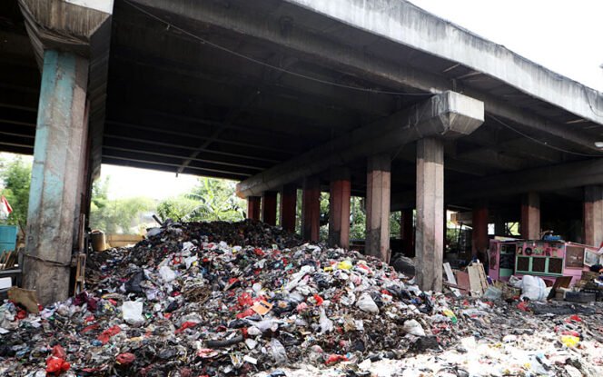 
 Gunungan Sampah di Kolong Tol Priok: Potret Krisis Lingkungan yang Menggerus Kehidupan Warga