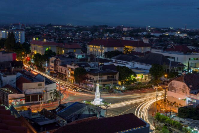 
 Indeks Pariwisata - Kendaraan melintas di perempatan Tugu, Yogyakarta, Selasa (2/8). Bangunan cagar budaya Tugu yang juga dikenal dengan nama Tugu Pal Putih tersebut menjadi salah satu ikon pariwisata Yogyakarta.  Kompas/Ferganata Indra Riatmoko (DRA)
02-08-2016  -- untuk Indeks Pariwisata --