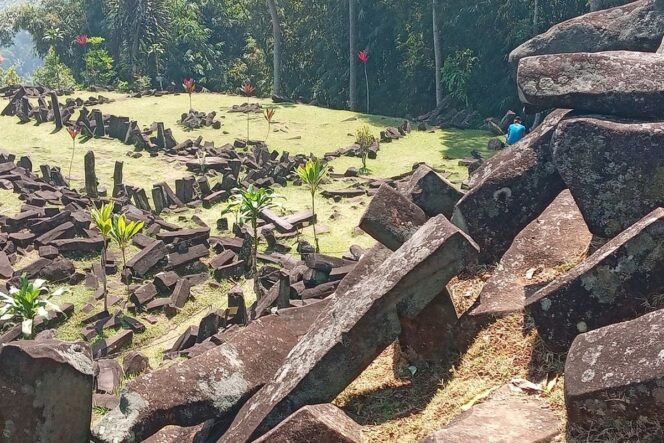 
 Penemuan Artefak Perunggu dan Tembikar Ungkap Jejak Peradaban Kuno di Situs Gunung Padang