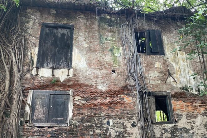 
 Ironi Kasteel Batavia: Kejayaan VOC Terkubur Sampah dan Truk, Pemerintah Angkat Tangan?