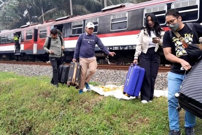 
 Drama di Kulon Progo: Kereta Bandara Mogok, Penumpang Panik Lompat ke Rel!
