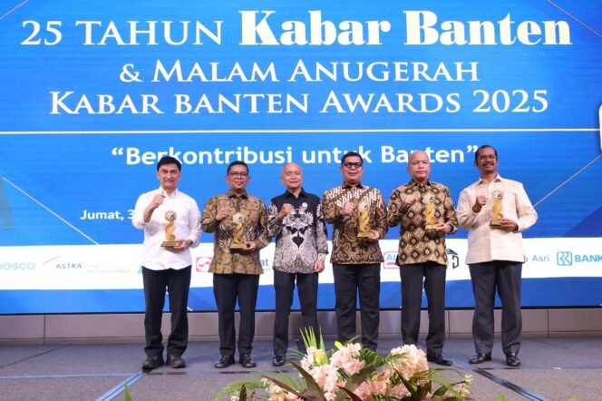 
 Wagub Dimyati Natakusumah Raih Penghargaan Pemimpin Inspiratif di Kabar Banten Award