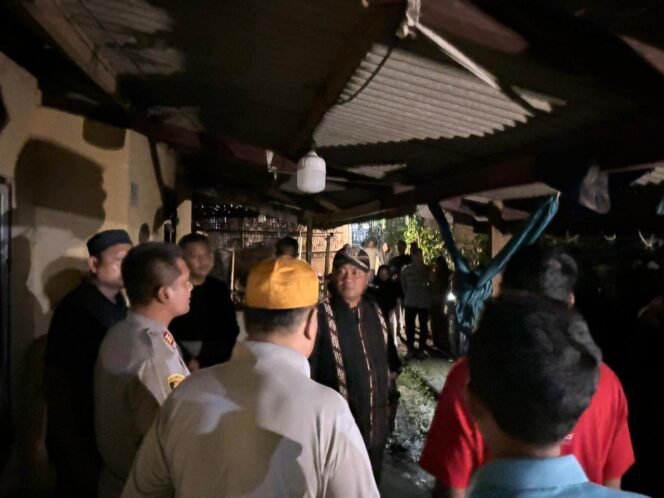 
 Rumah Hangus Terbakar, Siti Rohmah Terima Uluran Tangan dari Kapolres Serang