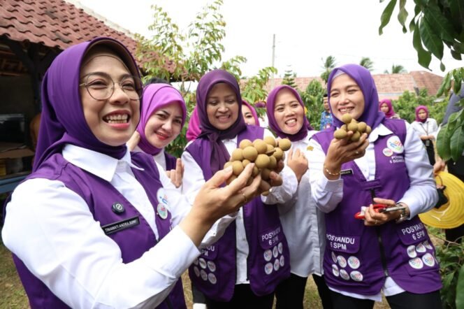 
 Seragam Baru, Semangat Baru! Tinawati Andra Soni Luncurkan Seragam Ungu Posyandu: Simbol Kebanggaan dan Pemberdayaan!