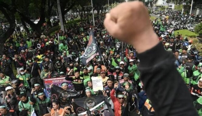 
 Ribuan Ojol dan Kurir Geruduk Jakarta: Pemerintah Didorong Segera Sahkan UU Transportasi Online