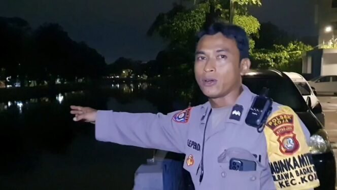 
 Aksi Heroik Bhabinkam Polsek Koja: Loncat ke Kali Deras, Selamatkan Dua Pemuda Nyaris Tenggelam!