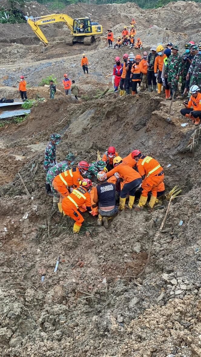 
 Unit K9 Polda Jateng Berhasil Temukan Titik Korban Bencana di Pandanarum