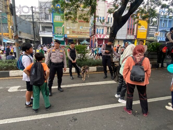 
 Patroli Humanis Den K-9 Warnai Car Free Day Depok, Warga Antusias Berinteraksi dengan Satwa Polisi