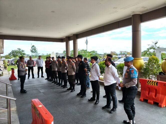 
 Pengamanan Ketat: 44 Personel Polres Serang Kawal Rapat Pra Pleno Penetapan UMK 2026