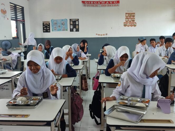 
 SPPG Polres Serang Salurkan 914 Porsi Makanan Bergizi Gratis ke Delapan Sekolah Meski Banyak yang Libur