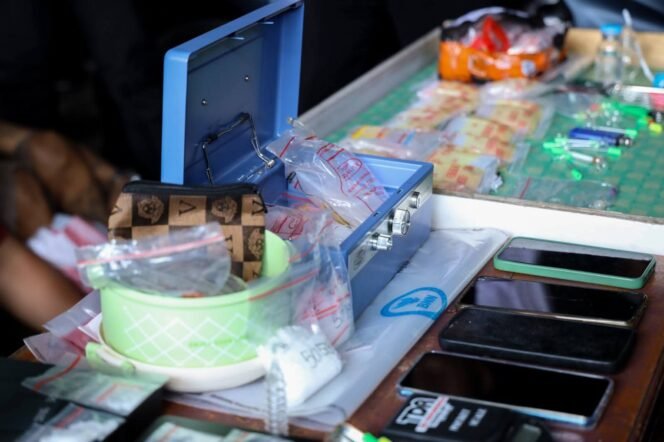 
 BNN RI Gerebek Sarang Narkoba di Berlan, 24 Orang Diamankan Termasuk Seorang Bandar