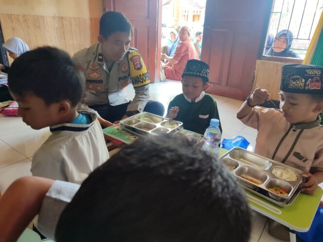 
 Polres Serang Distribusikan 2.166 Paket Makan Bergizi Gratis ke 13 Sekolah untuk Dukung Pemenuhan Gizi Pelajar