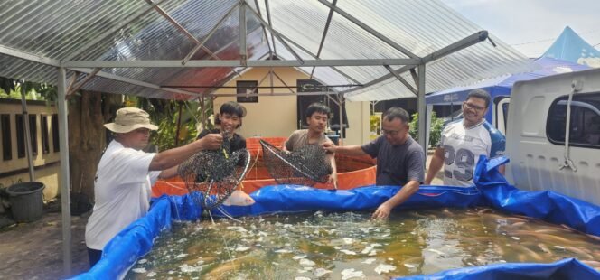 
 Kapolres Serang Tebar Ribuan Ikan Nila, Warga Padati Danau Puspemkab untuk Nikmati Hiburan dan Sumber Pangan