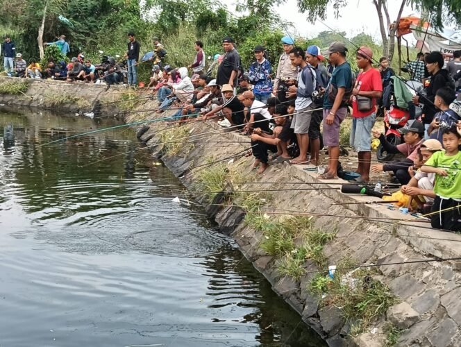 
 Kapolres Serang Tebar Ribuan Ikan di Danau Puspemkab, Pemancing Antusias dan Ekonomi Warga Terbantu