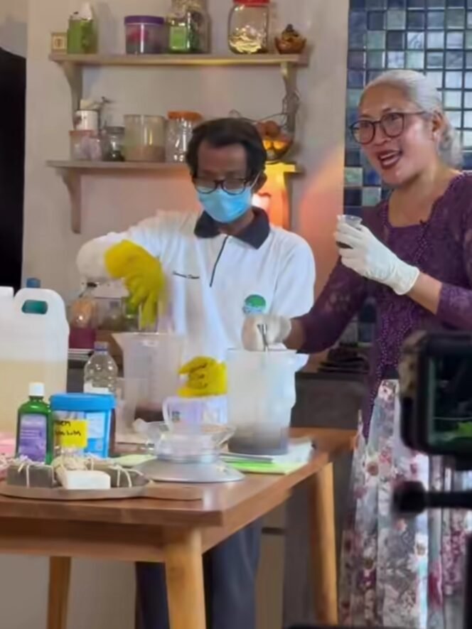 
 Kreatif! Yuli Sulap Limbah Organik Jadi Sabun Alami yang Bikin Glowing!