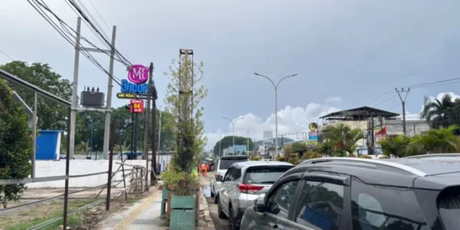 
 Grand Opening Mie Gacoan Jadi Mimpi Buruk Warga Cilegon: Parkir Semrawut, Lalu Lintas Kacau!