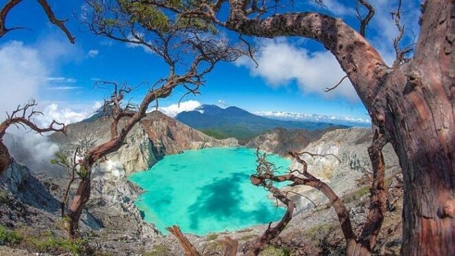 
 Kawah Ijen: Saksikan Keajaiban Blue Flame dan Kisah Ketangguhan di Jantung Jawa