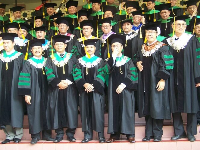 
 Gelar Sarjana Tak Laku? Perusahaan Lebih Pilih Lulusan SMA, Ini Alasannya!