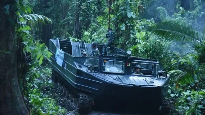 
 TNI Kerahkan Kendaraan Amfibi untuk Translokasi Badak Jawa Mustofa di Ujung Kulon