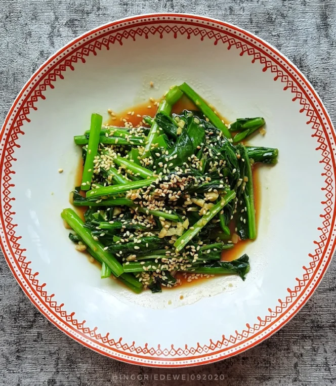 
 Resep Rahasia Restoran: Tumis Sawi Hijau Minyak Wijen, Aroma Orientalnya Bikin Nagih!