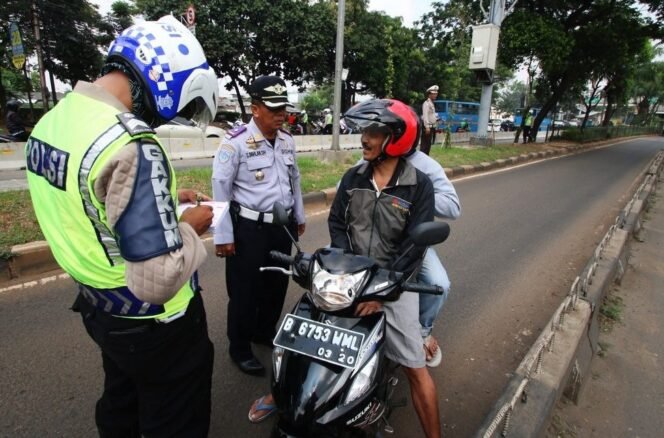 
 Operasi Zebra 2025: Polisi Gunakan Tilang Manual dan ETLE untuk Tangkap Pengendara Bandel
