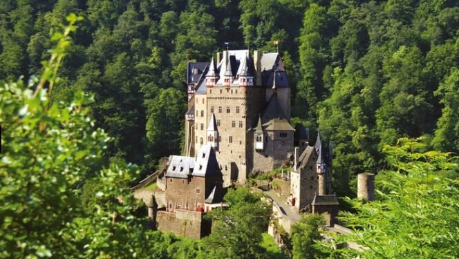 
 Kunjungi Istana Eltz: Terbang ke Negeri Dongeng di Istana Berusia 870 Tahun!