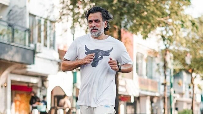 
 Rahasia Bugar Jeremy Thomas (55): Olahraga Santai, Awet Muda!