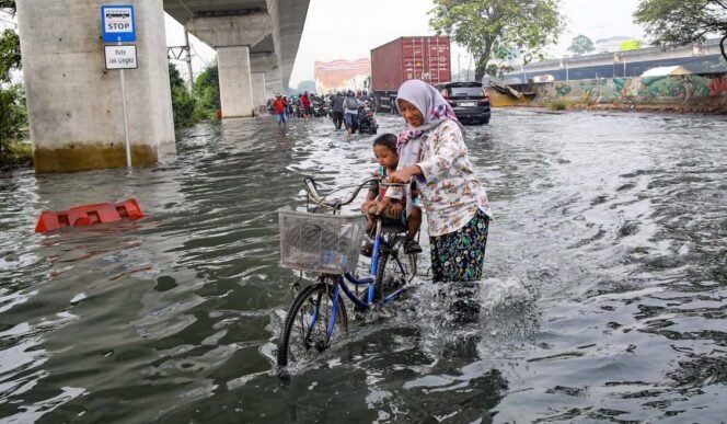 
 Gelombang Rob Terjang Pesing hingga Jelambar Baru, Warga Jakarta Barat Diminta Waspada