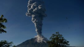 Gunung Merapi Meletus - Letusan Gunung Merapi meletus dengan tinggi kolom letusan mencapai 6.000 meter dengan durasi selama dua menit pukul 08.20 terlihat dari Desa Ketep, Sawangan, Magelang, Jawa Tengah, Jumat (1/6/2018). Letusan itu mengakibatkan hujan abu vulkanik di sejumlah kawasan di sekitar gunung tersebut. Warga di sejumlah dusun di lereng gunung tersebut mengungsi untuk menghindari dampak letusan.  KOMPAS/FERGANATA INDRA RIATMOKO (DRA)
01-06-2018