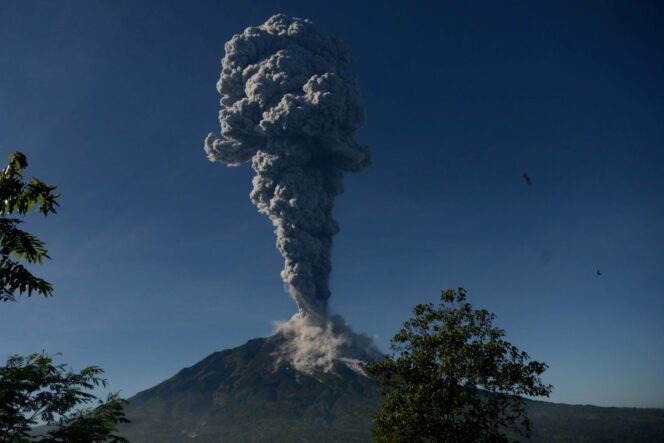 
 Gunung Merapi Meletus - Letusan Gunung Merapi meletus dengan tinggi kolom letusan mencapai 6.000 meter dengan durasi selama dua menit pukul 08.20 terlihat dari Desa Ketep, Sawangan, Magelang, Jawa Tengah, Jumat (1/6/2018). Letusan itu mengakibatkan hujan abu vulkanik di sejumlah kawasan di sekitar gunung tersebut. Warga di sejumlah dusun di lereng gunung tersebut mengungsi untuk menghindari dampak letusan.  KOMPAS/FERGANATA INDRA RIATMOKO (DRA)
01-06-2018