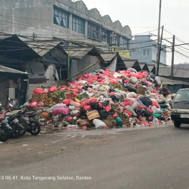 
 Ketika Sampah Menyentuh Atap Pasar Cimanggis, Krisis Lingkungan Tak Terelakkan