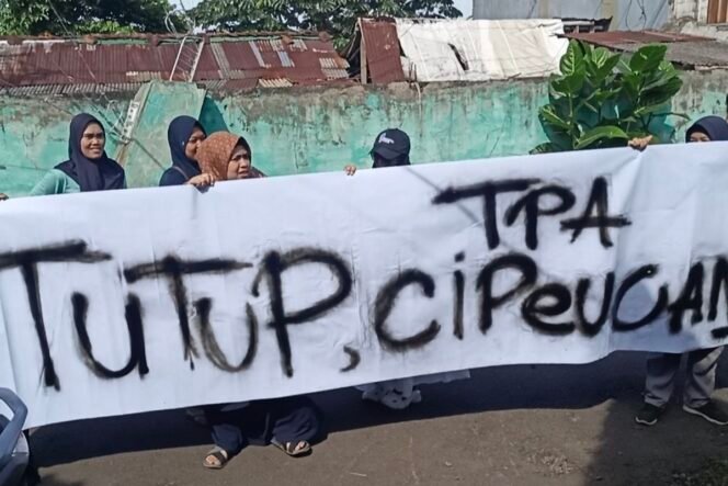 
 Warga Tangsel Geruduk Kantor UPTD TPA Cipeucang, Desak Penutupan Segera