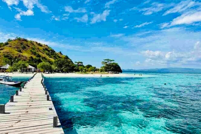 
 Liburan ke Pulau Kanawa, Labuan Bajo: Snorkeling, Trekking, dan Panorama Laut yang Memukau
