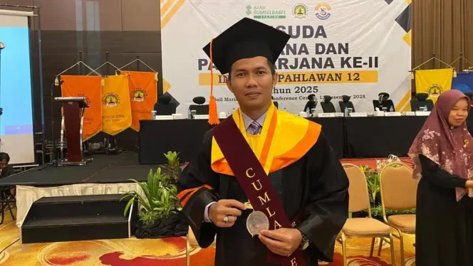 
 Kisah Inspiratif Lurah Matras Raih Cumlaude di Usia 44 Tahun