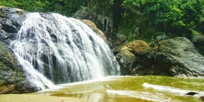 
 Menjelajah Coban Banyu Anjlok, Destinasi Eksotis Air Terjun di Bibir Pantai