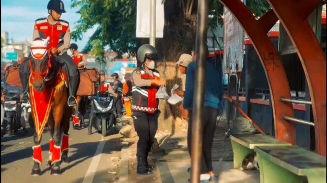 
 Den Turangga Ditpolsatwa Baharkam Polri Tebar Kebaikan Lewat ‘Jumat Berkah’ di Depok, Libatkan Satwa Wulinda dan Silke