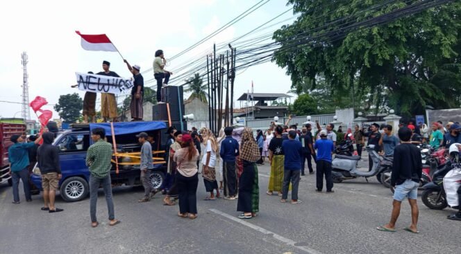 
 Warga Sumur Bandung Geruduk Pabrik Pakan Ikan, Protes Dugaan Pencemaran Udara yang Kian Parah