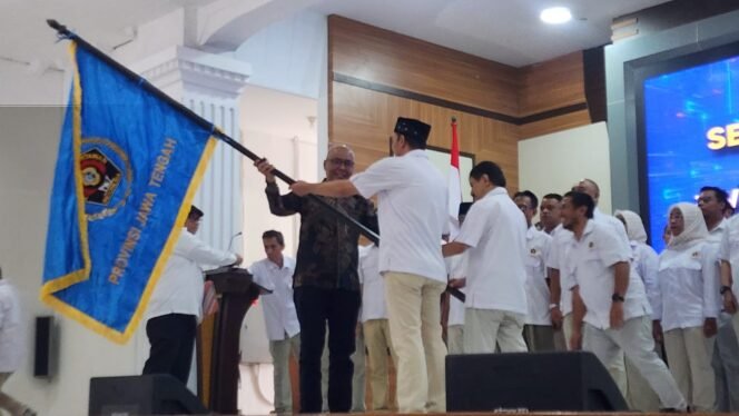 
 Ketua Umum PWI Pusat Resmi Lantik Pengurus PWI Jateng 2025-2030, Tegaskan Integritas Jurnalis di Era Digital
