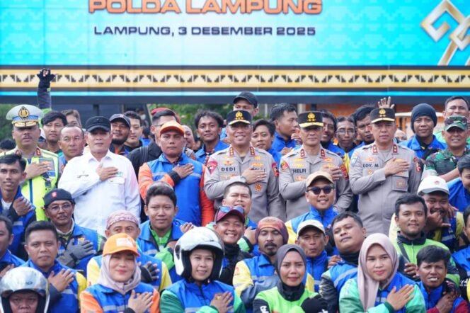 
 Wakapolri Pimpin Apel Ojol Kamtibmas di Lampung, Lepas 14 Truk Bantuan untuk Korban Bencana Sumatera