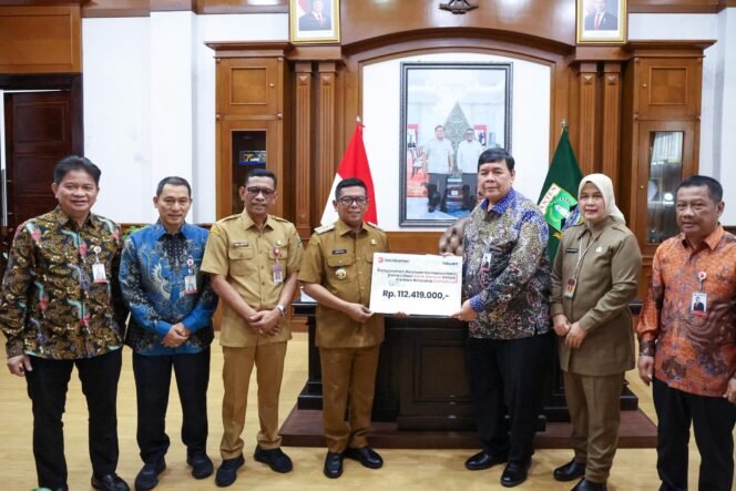
 Gubernur Banten Terima Donasi Rp112,4 Juta dari Bank Banten untuk Korban Banjir Sumatera