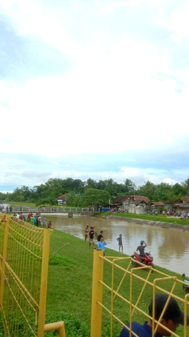 
 Pelajar 15 Tahun Tenggelam di Sungai Irigasi Cikeusal, Pencarian Warga dan Polisi Berlangsung Dramatis