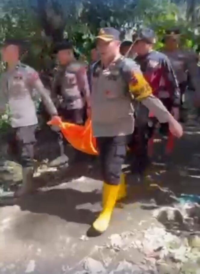 
 Akses Terputus Akibat Bencana, Personel Polda Sumbar Bangun Jembatan Darurat dan Evakuasi Warga