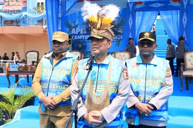 
 Wakapolri Tinjau UMKM dan Baksos, Bagikan Perlengkapan Sekolah di Papua