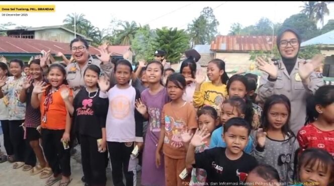 
 Srikandi Polwan Polres Langkat Hadirkan Senyum untuk Anak-Anak Korban Banjir