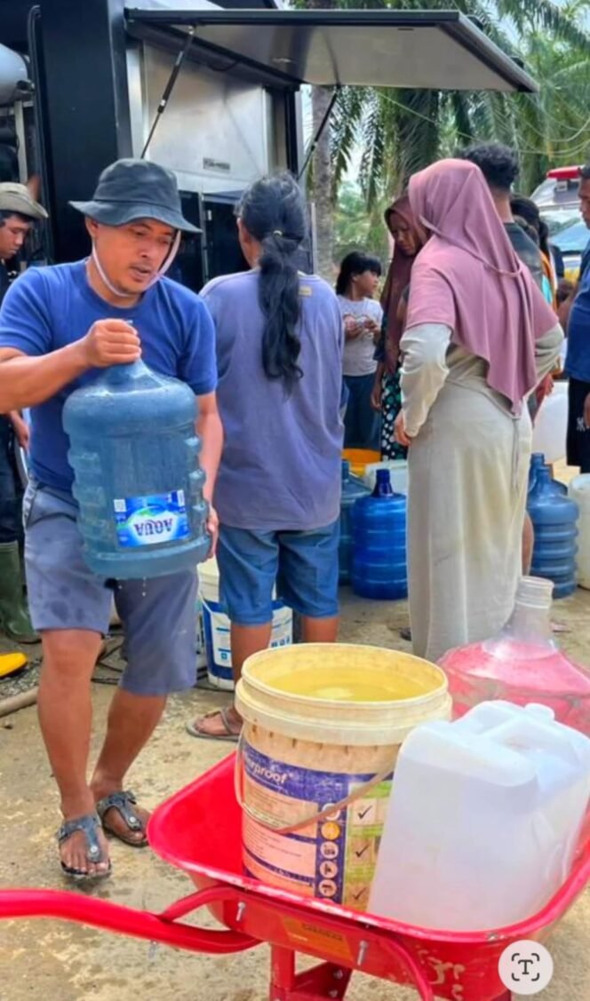 
 Polri Turun Tangan: Distribusi Air Bersih untuk Warga Terdampak Banjir di Sumatera